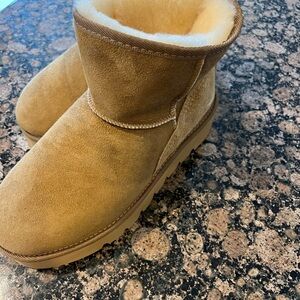 Sheepskin Downunder by UGG Australia Chestnut Platform Short Boots